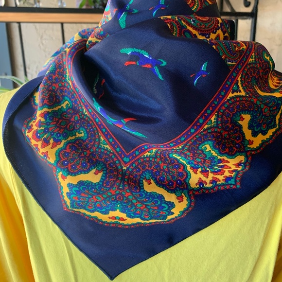 Beautiful Blue bird scarf - Picture 2 of 8